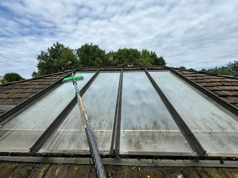 Verrière avant nettoyage par E2N : vitre encrassée